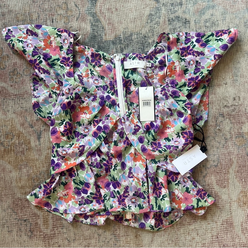 NEW ASTR Flutter Sleeve Flowy Floral Top Purple Floral Cropped Women's Small